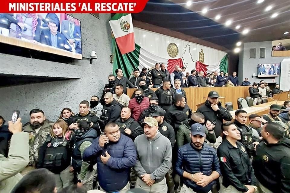 Un grupo de ministeriales ingresó al recinto y formó una valla humana que fue resguardando el área de la mesa directiva.