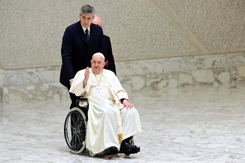 El Papa Francisco saluda a la multitud cuando llega para una audiencia con los miembros del comité y de la fundación Jornada Mundial de la Juventud Lisboa.