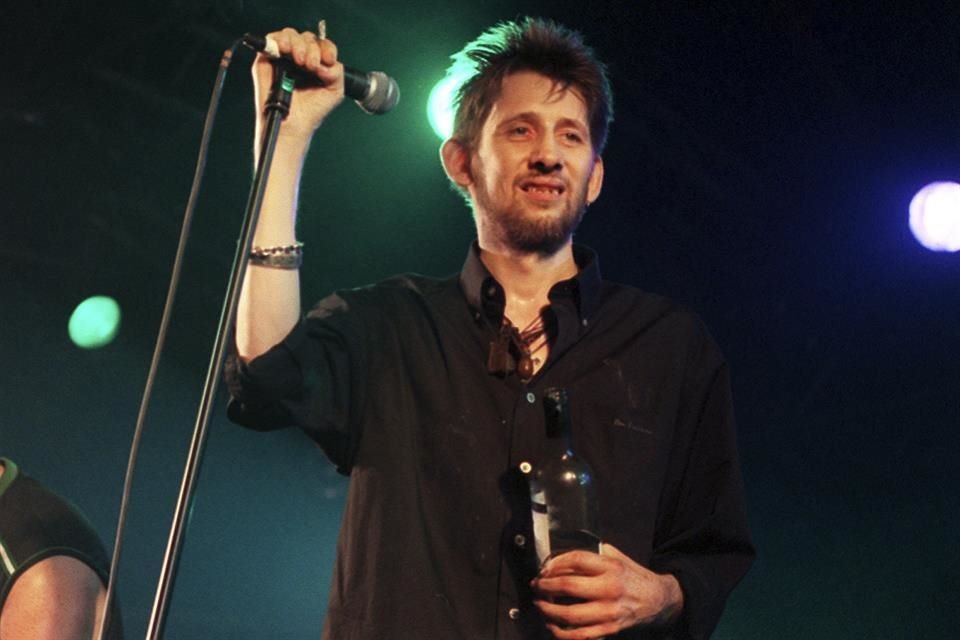 Shane MacGowan, líder del grupo irlandés The Pogues, falleció a los 65 años, tras una larga enfermedad.