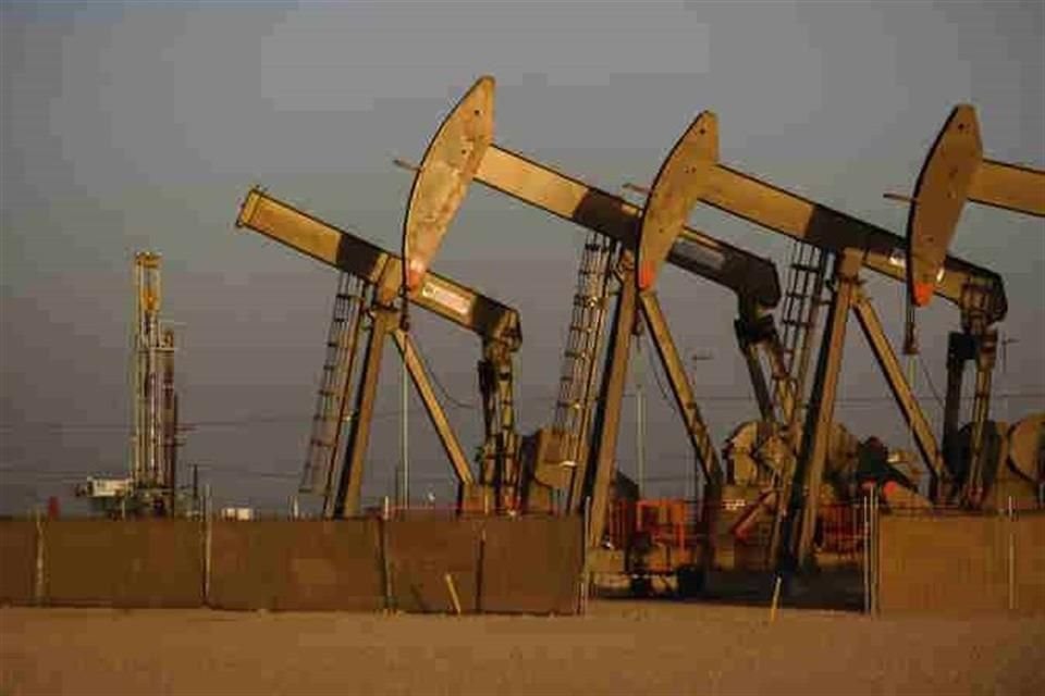 Los precios del petróleo cayeron un día después de que el Presidente Donald Trump impusiera aranceles masivos, una medida de consecuencias inciertas en el crecimiento que podría lastrar la demanda y con la OPEP planeando aumentar su producción más de lo esperado.
