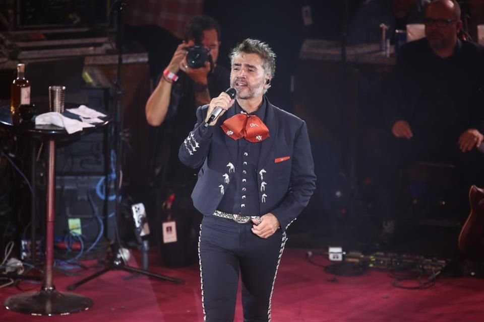 El cantante Alejandro Fernández anunció su gira 'Amor y Patria', que recorrerá diferentes ciudades de México en 2024.