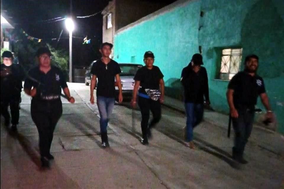 Policías del Ayuntamiento San Antonio Nanahuatipam, Oaxaca dando rondines de vigilancia.