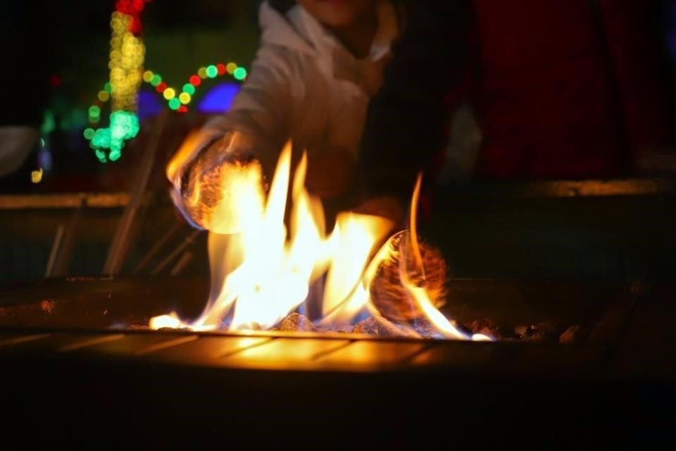 A lo largo de Six Flags habrá fogatas para que calientes tus malvaviscos.