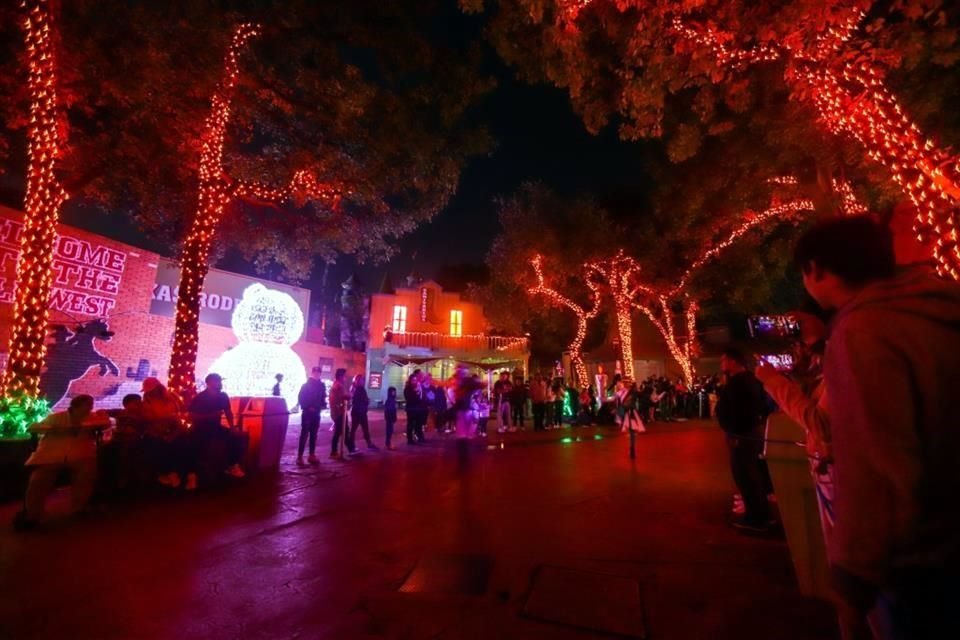 El Christmas Light Parade es el tradicional desfile nocturno de Navidad en el parque.