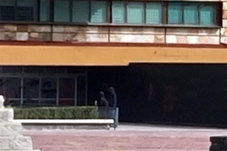 En redes sociales se convocó a una movilización hacia la Torre de Rectoría que partió de la escultura 'Los Bigotes', presuntamente convocada por alumnos de la Preparatoria 5 'José Vasconcelos'.