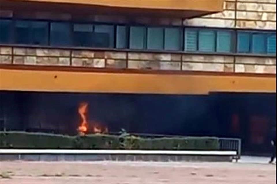 El fuego fue controlado en la entrada principal de Rectoría.