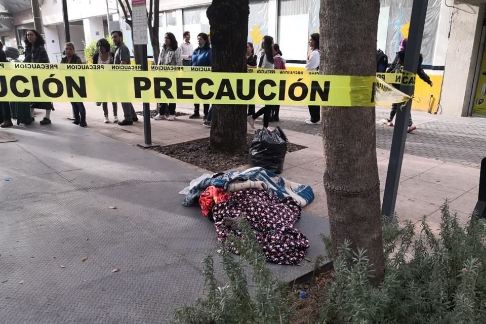 Desde las 13:00 horas, cuando fue confirmado el fallecimiento por paramédicos de Protección Civil, policías mantienen un cerco de vigilancia alrededor del cadáver.