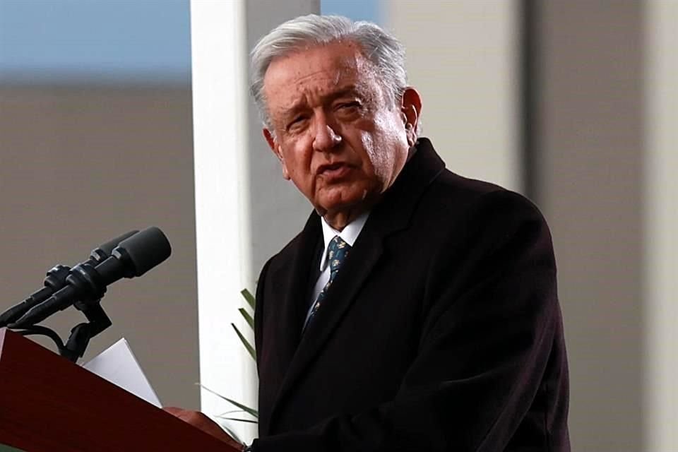 El Presidente Andrés Manuel López Obrador afirmó durante la ceremonia que las Fuerzas Armadas hacen valer la paz y la tranquilidad en el País sin el uso excesivo de la fuerza ni el abuso de autoridad.