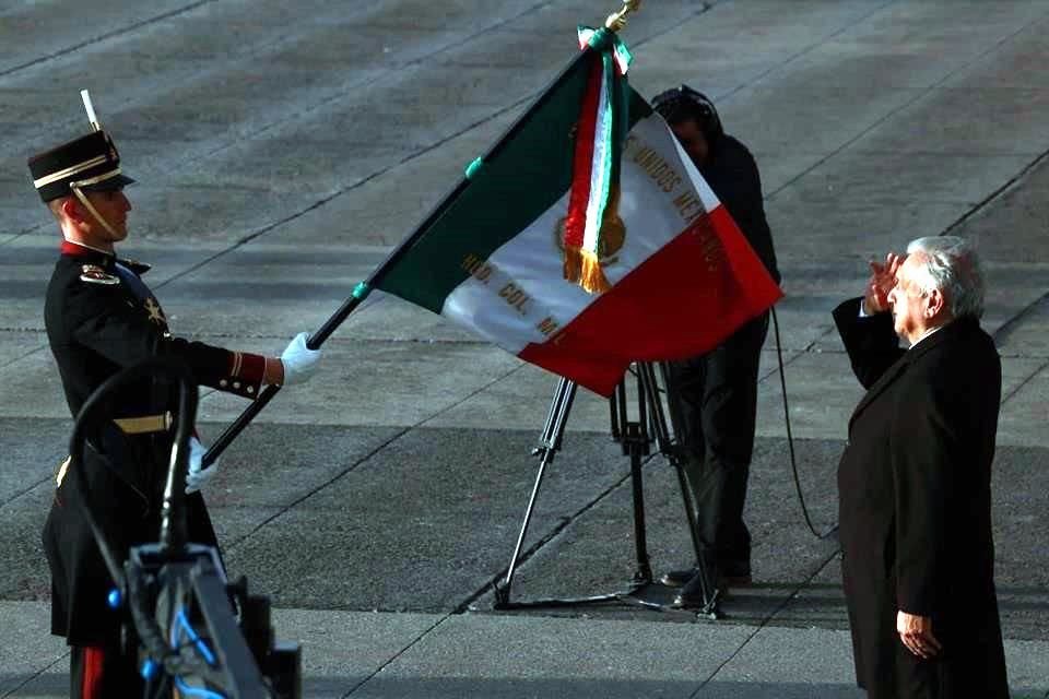 El Presidente entregó la presea del Bicentenario del Heroico Colegio Militar a la banda de guerra.