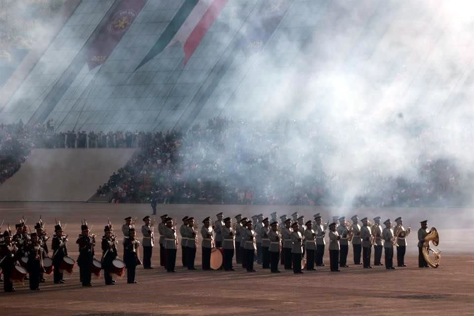 El evento cerró con un desfile de honor de cadetes al Presidente López Obrador, quien recorrió las instalaciones del Colegio militar.