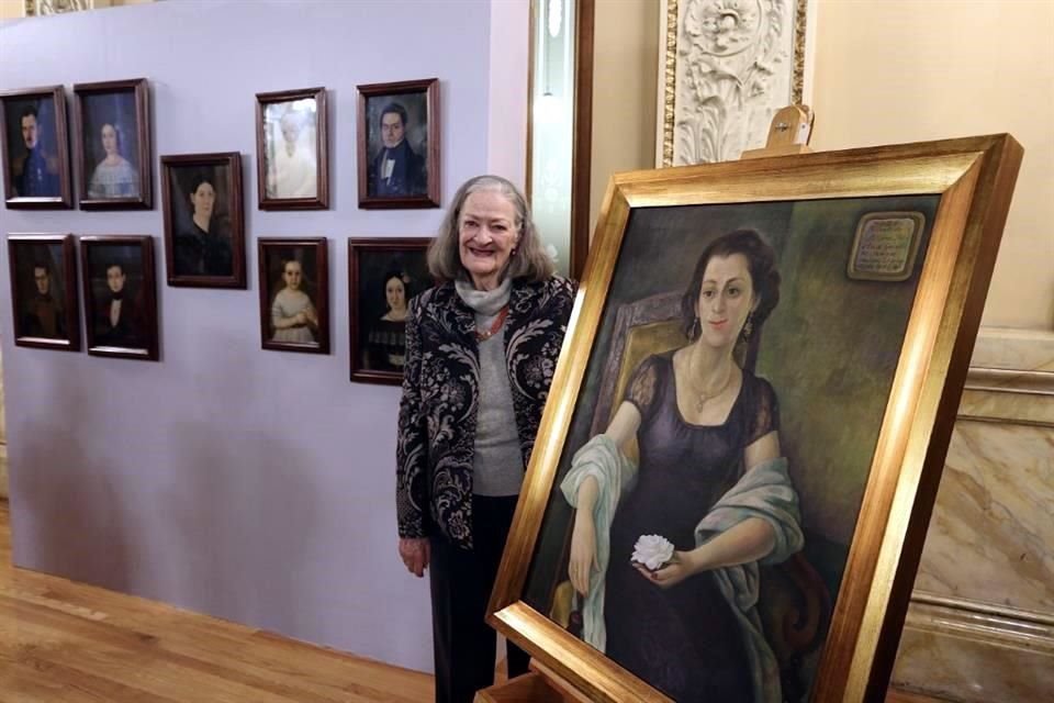 Carmen Boone Canovas, heredera del matrimonio Xirau-Icaza, junto al retrato pintado por Diego Rivera.
