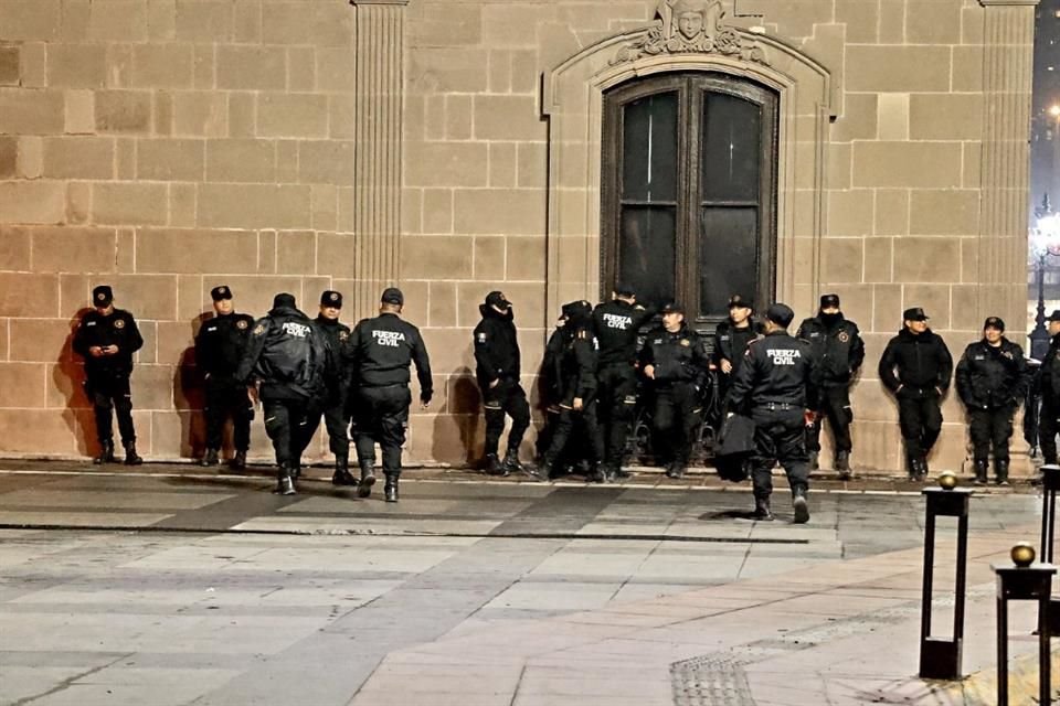 Personal de Fuerza Civil resguardó la tarde de ayer la puerta trasera del Palacio de Gobierno y después se retiró.