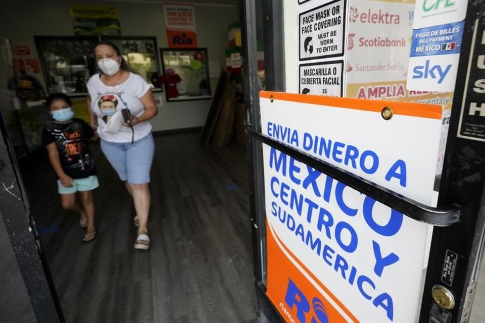 En 2023, las remesas familiares que llegaron a México subieron 7.6 por ciento respecto a 2022, al ascender a un monto nunca antes visto de 63 mil 313 millones de dólares.