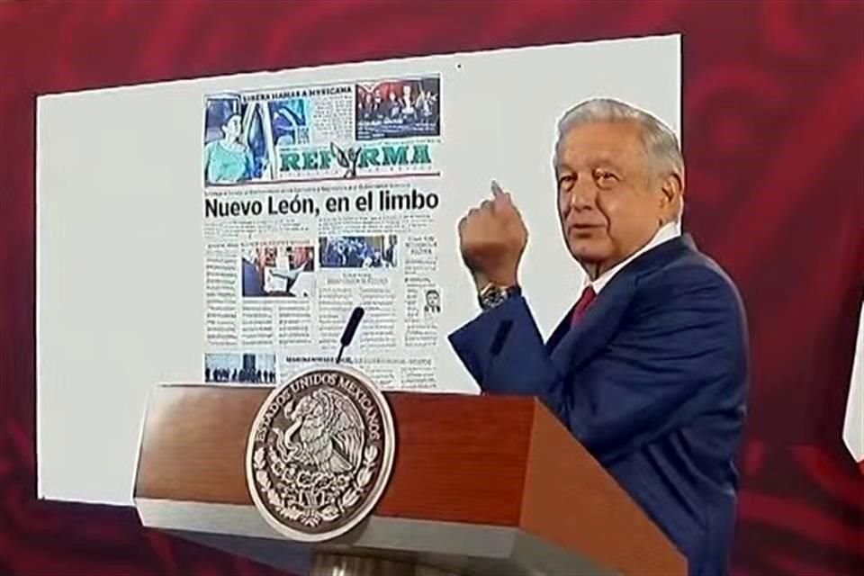 El Presidente mostró la portada de REFORMA.