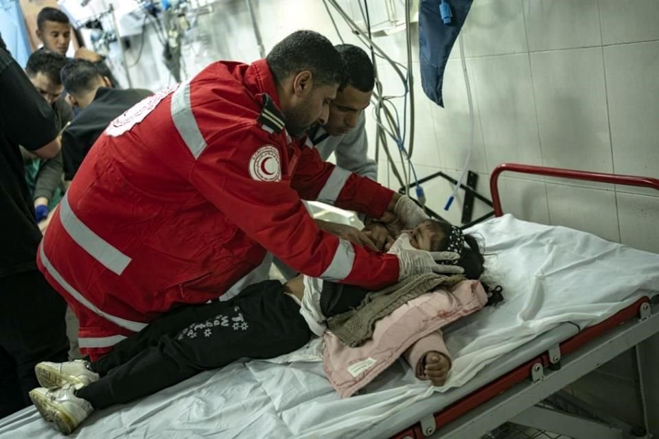 Una niña palestina herida en el bombardeo israelí de la Franja de Gaza es llevada a un hospital en Khan Younis.