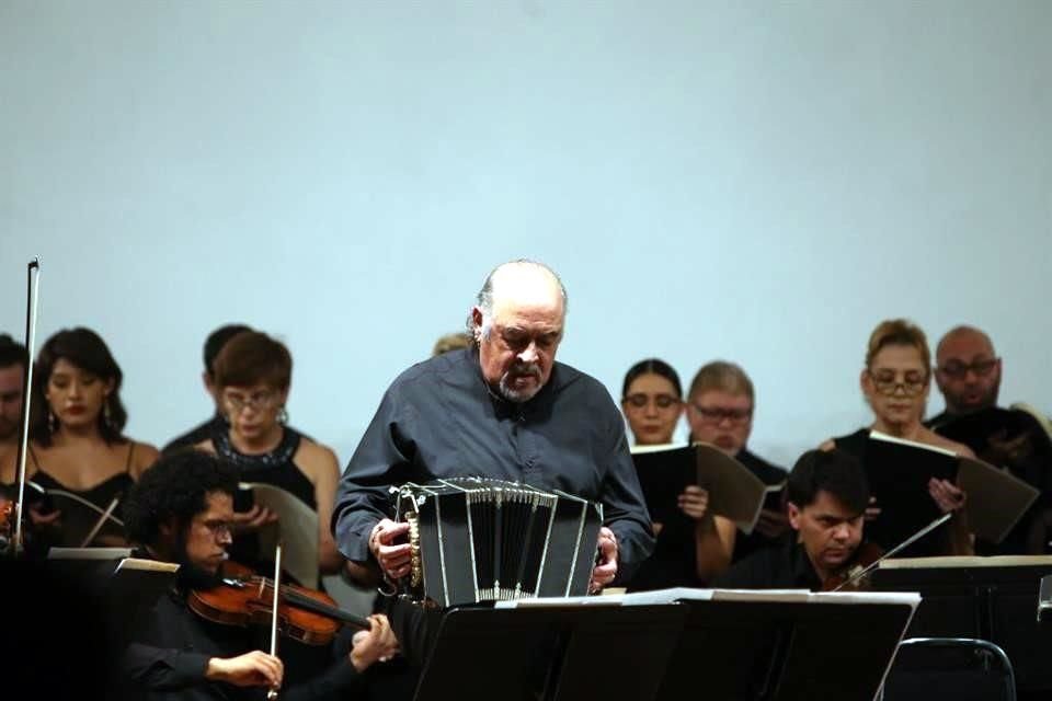 El bandoneón de César Olguín lució en la interpretación de 'La misa a Buenos Aires' o 'Misatango', del compositor Martín Palmeri.