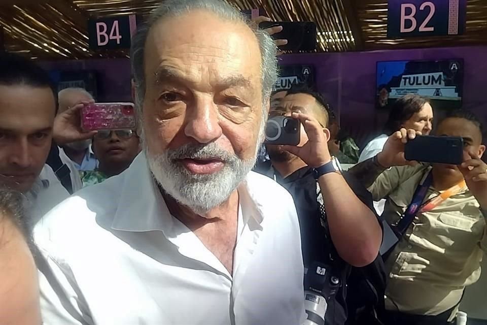 El empresario Carlos Slim asistió a la inauguración del Aeropuerto Internacional de Tulum.