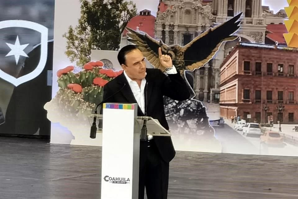 Durante su discurso ante miles de invitados, Manolo Jiménez Salinas dijo que encabezará un gobierno ciudadano, y que será un gobernador de territorio, no de escritorio.