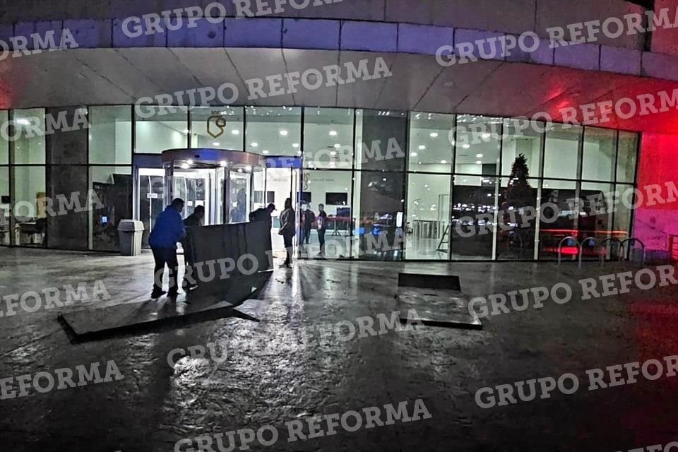 Elementos de Fuerza Civil y unos sistemas antimotín resguardan la Torre Administrativa.