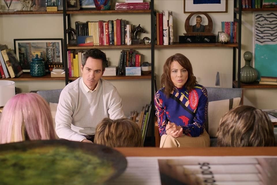 La comedia 'Papá o Mamá' relata la vida de una pareja que no quiere la custodia de sus hijos por buscar su triunfo profesional.