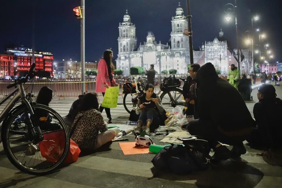 Activistas de movilidad se manifestaron en la Secretaría del Medio Ambiente en exigencia de mejorar políticas.