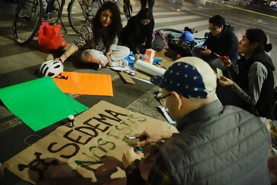 En la protesta, los asistentes criticaron la falta de control para disminuir la contaminación vehicular.