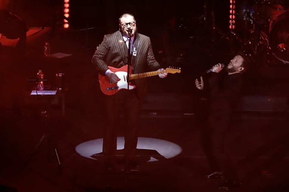 El dúo de Sin Bandera fueron los padrinos de lujo al musicalizar pedidas de mano en su show en el Auditorio Nacional, ante 10 mil fans.