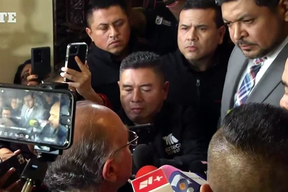 Y mientras Orozco ofrecía una rueda de prensa, Javier Navarro le notificó que Samuel García reasumiría su cargo como Mandatario estatal.