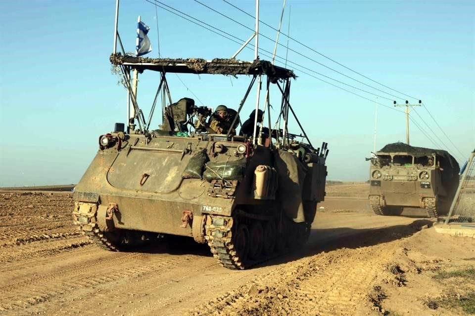 Vehículos militares israelíes se reúnen cerca de la frontera con la Franja de Gaza.