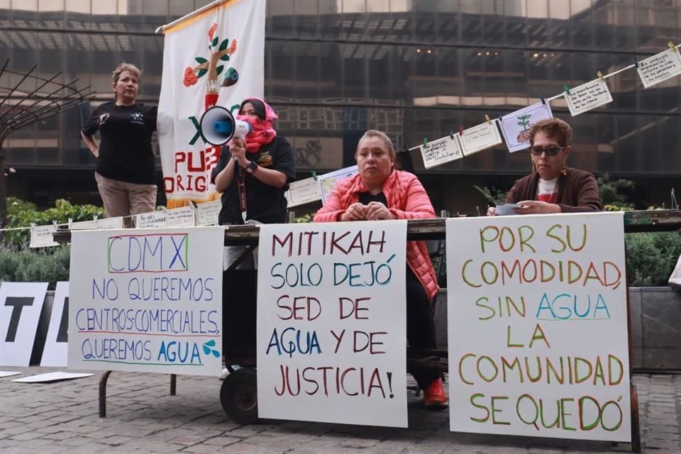 Un grupo de vecinos de Xoco se manifestaron ayer en la Plaza Arbolada, en exigencia de medidas para las crisis de agua.