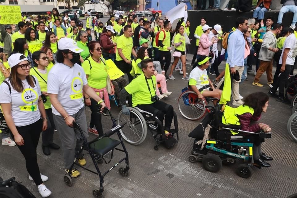 Personas marcharon por el Paseo de la Reforma hasta el Palacio de Bellas Artes para conmemorar el Día Internacional de las Personas con Discapacidad.