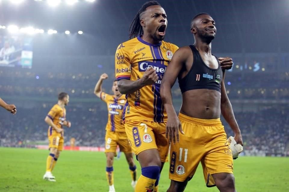 Un gol de Vitinho (der.) consumó el fracaso albiazul en el Apertura 2023.