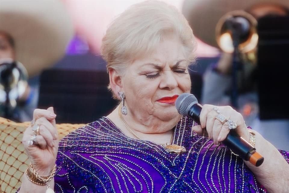 Paquita la del Barrio dio su concierto sentada; cantó 'Cheque en Blanco'.