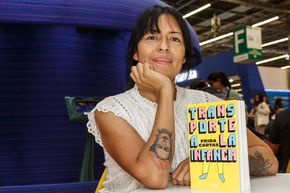 Frida Cartas presentó en la pasada FIL de Guadalajara su tercer libro, 'Transporte a la infancia', que se centra en la relación de una madre con su hija trans.