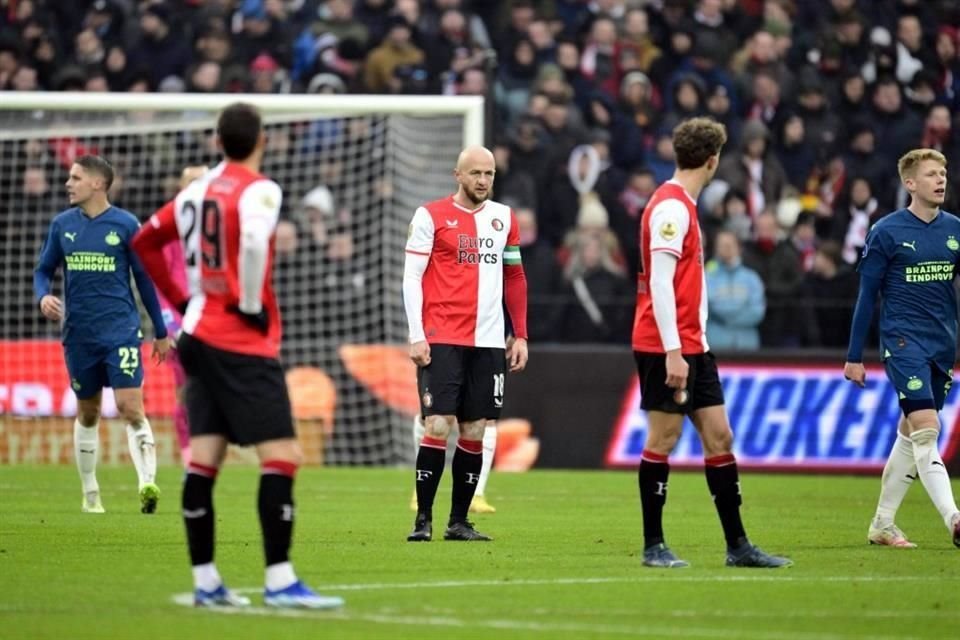 Feyenoord se quedó 10 puntos por detrás de los 'Granjeros' tras la derrota como local en la Fecha 14 de la Eredivisie.