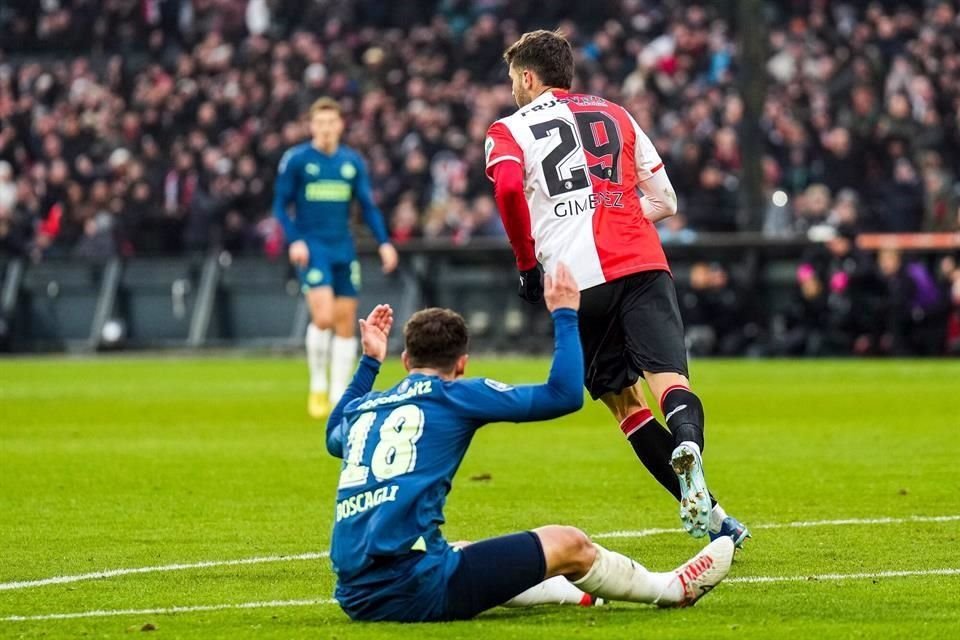 Santiago Giménez se hizo presente en el marcador a nueve minutos del final, pero no fue suficiente para evitar la caída ante el PSV Eindhoven.