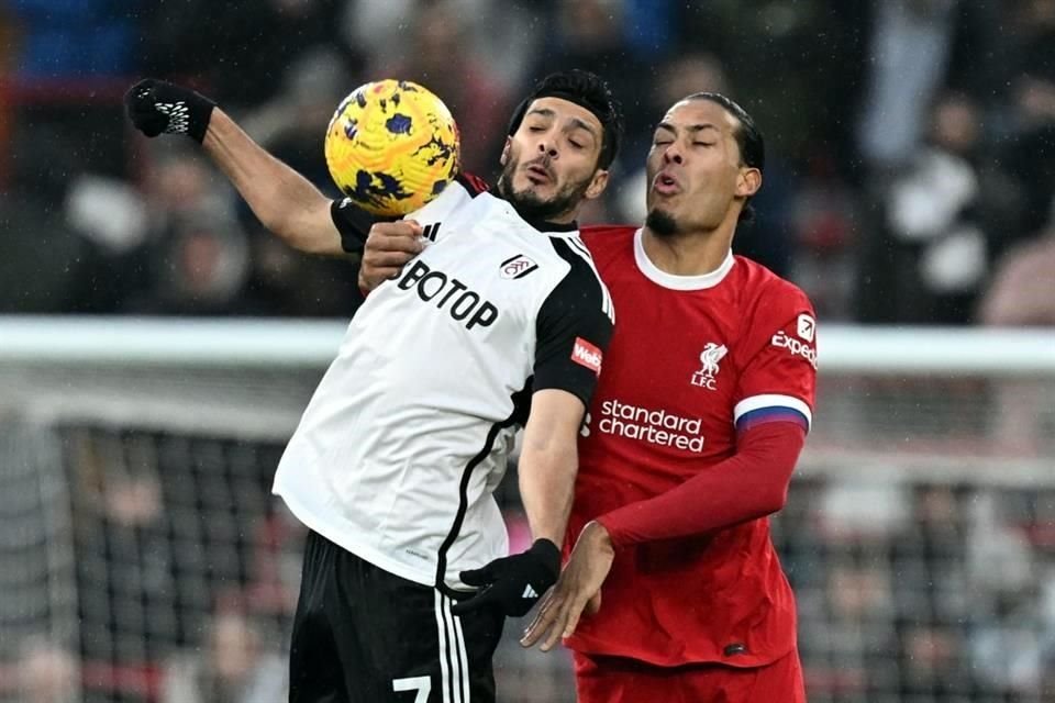 Raúl Jiménez jugó todo el partido en Anfield donde contribuyó con una asistencia para el segundo gol del Fulham y cediendo el balón para un tanto del Liverpool.