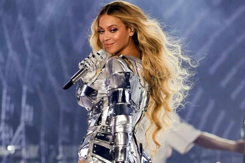 Beyoncé, cantautora, productora, actriz, directora, diseñadora y empresaria estadounidense, rompió el récord de más premios Grammy, al conseguir 32 en febrero pasado. Forbes la colocó en el lugar 36.