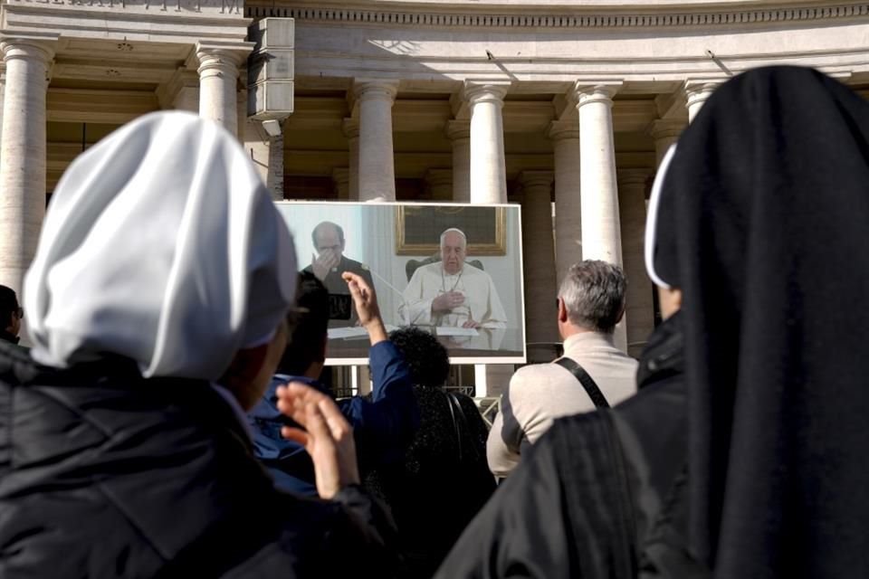 La pantalla donde aparece el Papa Francisco en la Plaza de San Pedro en el Vaticano el 3 de diciembre de 2023.