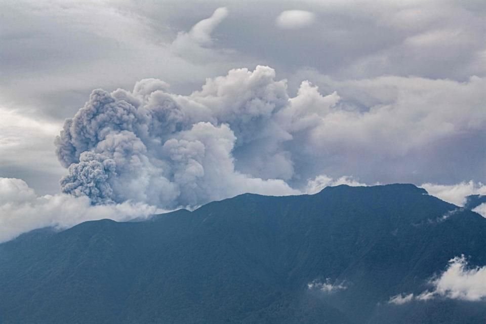 Ceniza volcánica se alza del cráter del volcán Monte Marapi, en Indonesia.