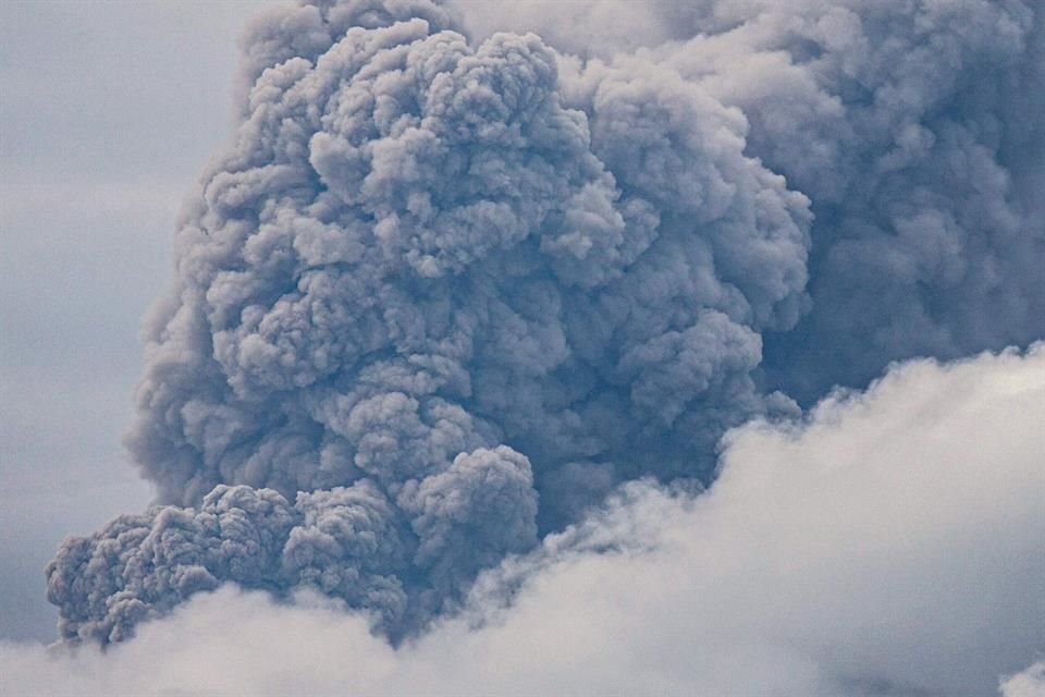 Ceniza volcánica se alza del cráter del volcán Monte Marapi, en Indonesia.
