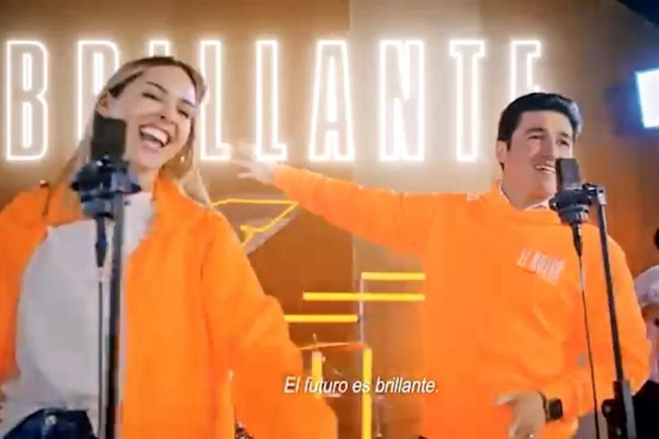 Samuel García y su esposa, Mariana Rodríguez, compartieron ayer en sus redes un video con el logo de MC y en el que cantan que 'lo nuevo emociona'.