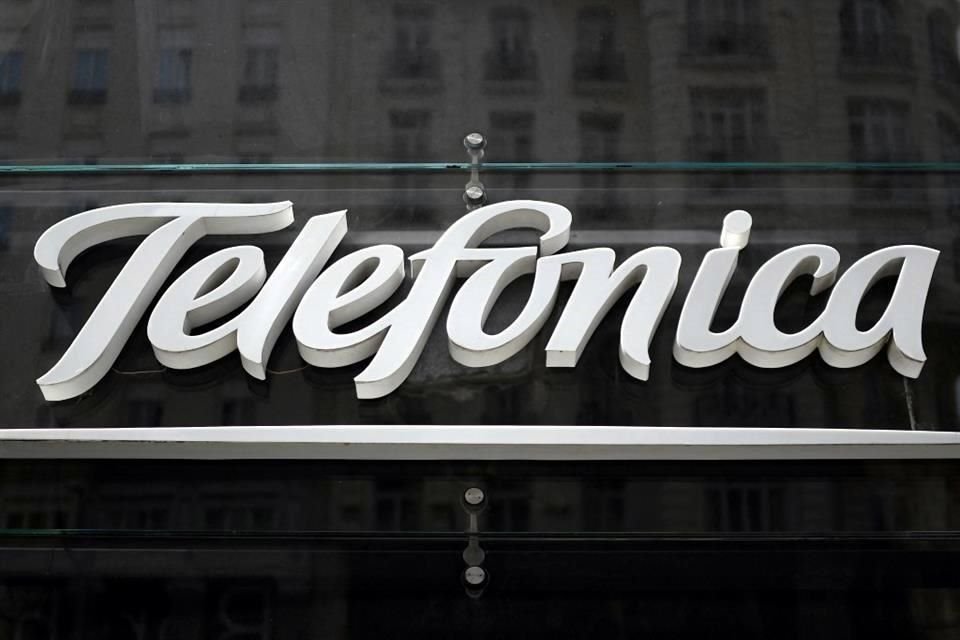 Telefónica afronta, como gran parte de sus rivales europeos, una alta deuda que crea inquietud sobre su solvencia.