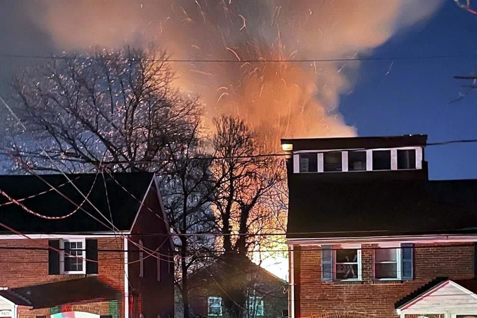 La explosión en la casa se pudo ver a distancia.