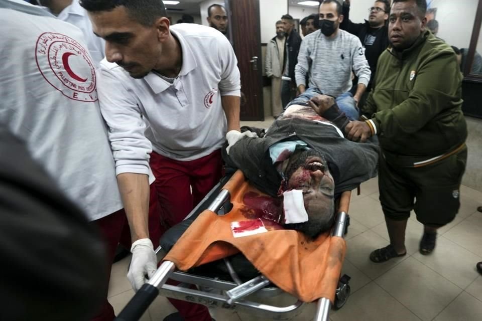 Los palestinos heridos en el bombardeo israelí de la Franja de Gaza son llevados al hospital de Deir al Balah.