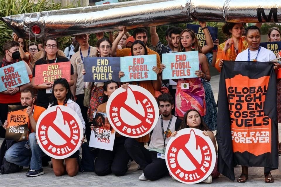 Activistas protestan contra los combustibles fósiles al margen de la cumbre climática de las Naciones Unidas COP28 en Dubái.