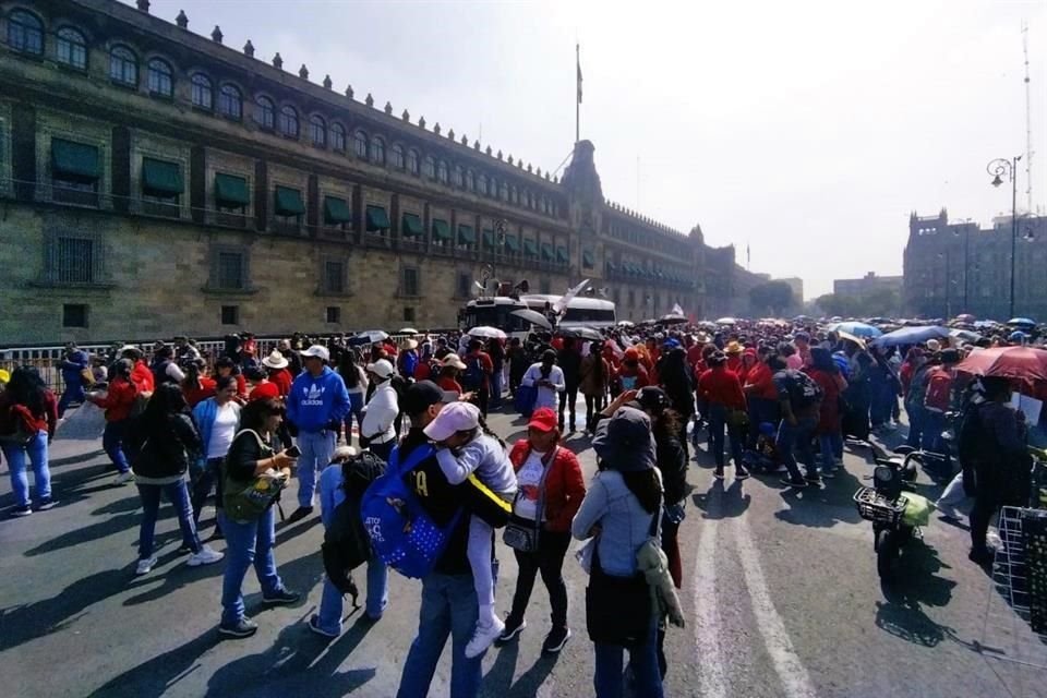 Los manifestantes frente a Palacio Nacional.