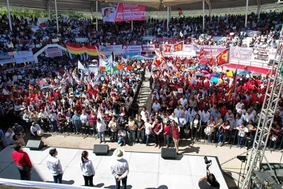 Al acto acudieron estudiantes y trabajadores de la Universidad Autónoma de Guerrero.