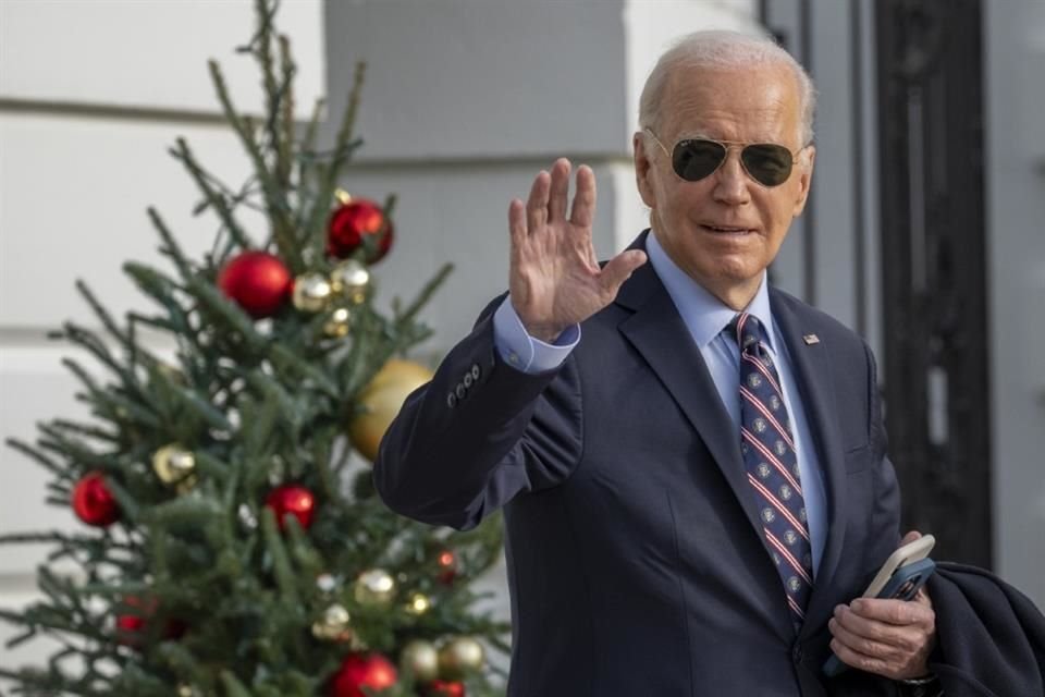 El Presidente Joe Biden saluda a su salida de la Casa Blanca, el 5 de diciembre.