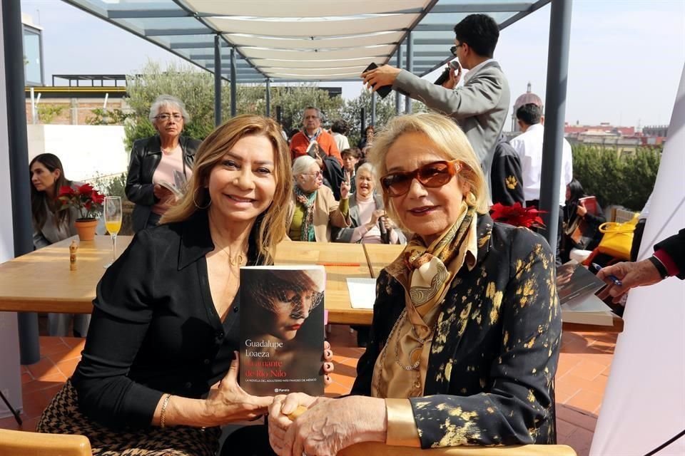 Sophie Goldberg, cuyo libro 'El jardín del mar' le sirvió como fuente documental a Loaeza para entender a Avramow, la acompañó en la presentación.